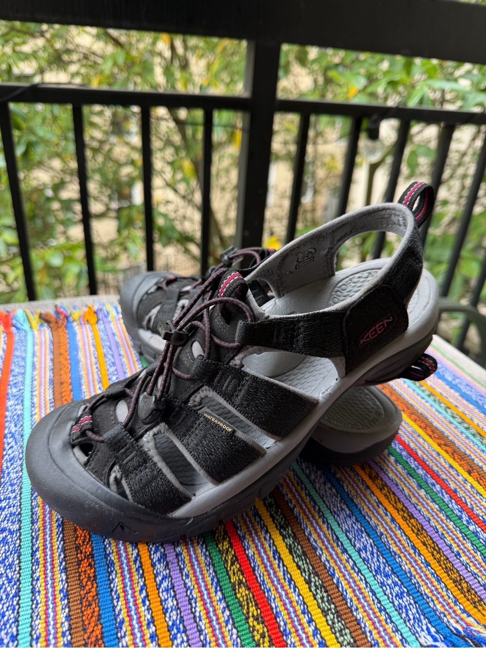 Keen Women’s Newport H2 Waterproof/Hiking Sandals Black/ Raspberry Size 10